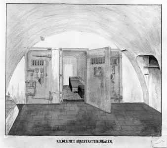 835557 Afbeelding van enkele arrestantencellen in, vermoedelijk, het Hoofdbureau van Politie (Ganzenmarkt 13) te Utrecht.